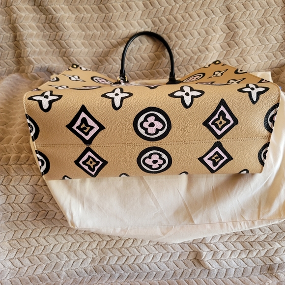 Louis Vuitton Wild At Heart Onthego GM Creme Giant Monogram Print Arizona Bag - Picture 7 of 17